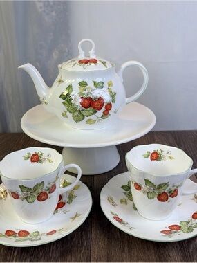 Vtg Queen's Fine Bone China Virginia Strawberry 2 Tea Cup, Saucer & Small Teapot